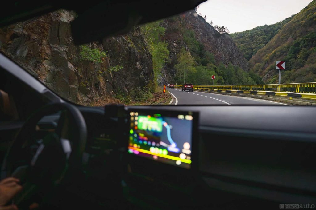 La strada sui monti Carpazi a bordo della nuova Dacia Duster