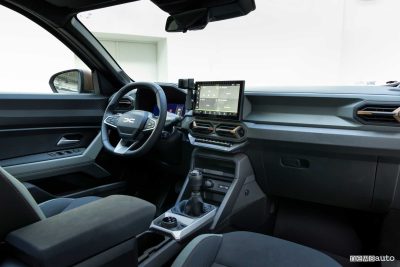 Nuova Dacia Bigster Extreme 4x4 plancia abitacolo