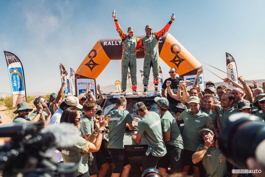 Nasser Al-Attiyah festeggia la vittoria del Rally di Marocco 2024