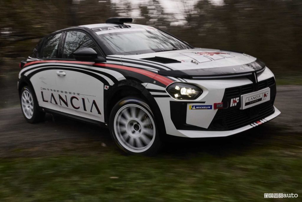 Lancia Ypsilon Rally4 HF in derapata