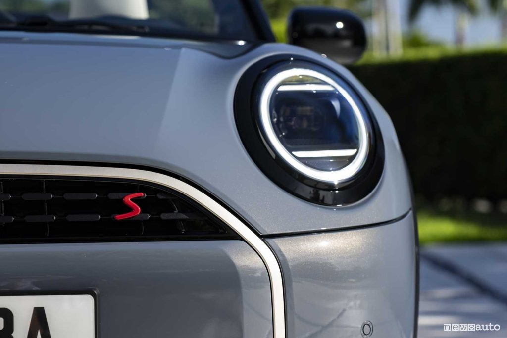 Mini Cooper Cabrio S front headlight luminous signature