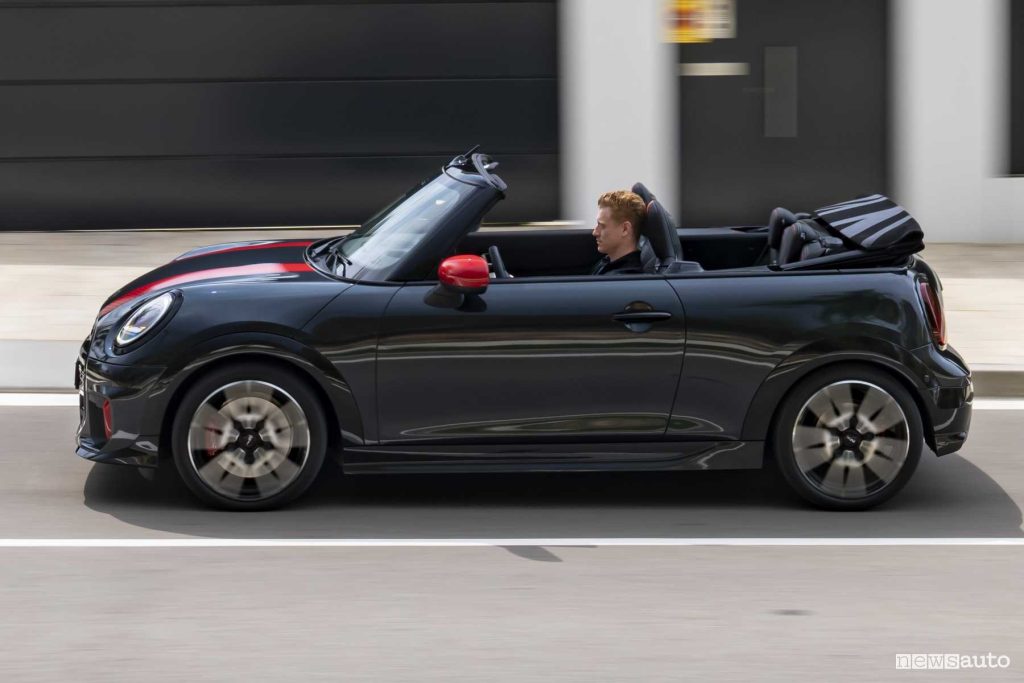 Mini John Cooper Works Cabrio su strada