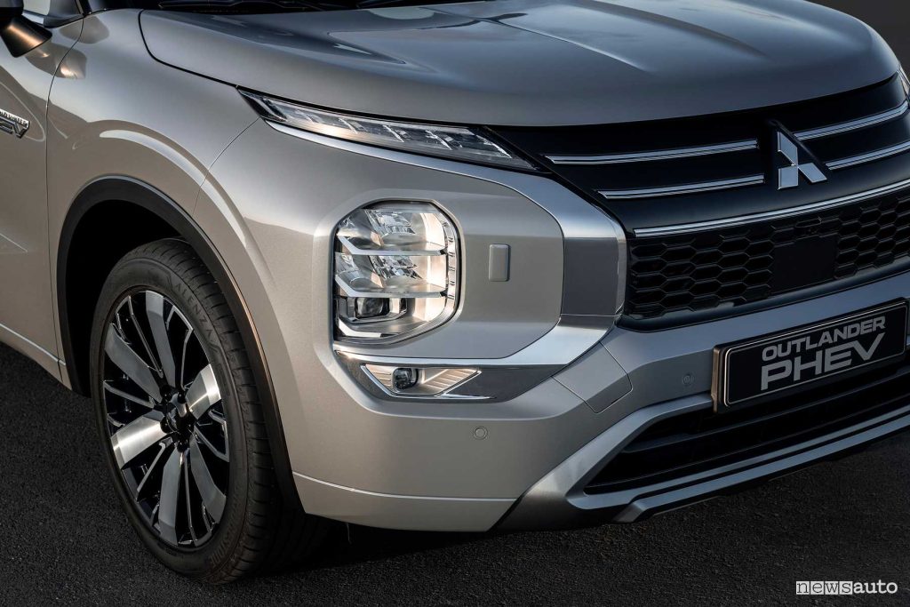 New Mitsubishi Outlander PHEV headlights signature light