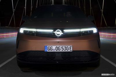Nuovo Opel Grandland firma luminosa anteriore