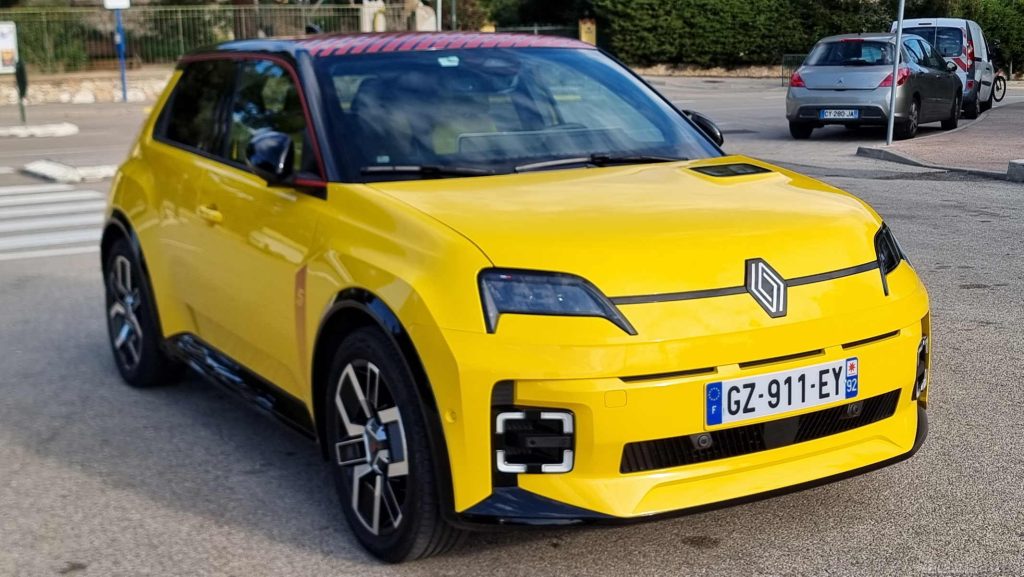 La nuova Renault 5 allestimento Iconiq Cinque durante la prova su strada