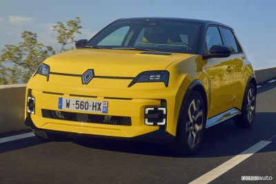 Renault 5 E-Tech Electric Iconic su strada