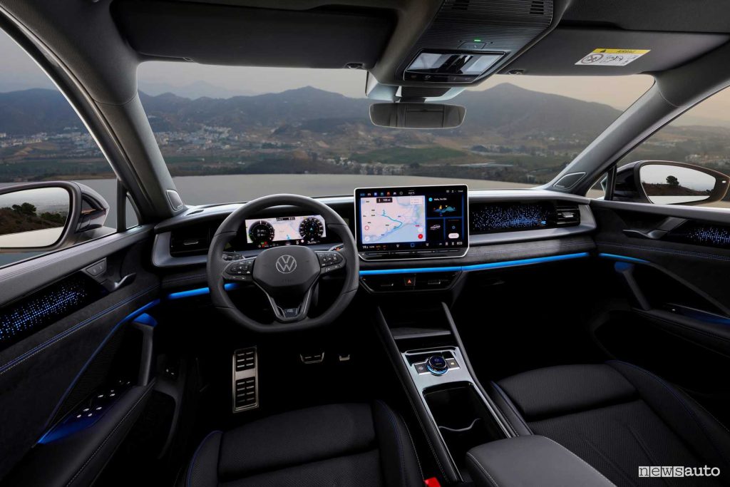 Volkswagen Tayron R-Line eHybrid cockpit dashboard