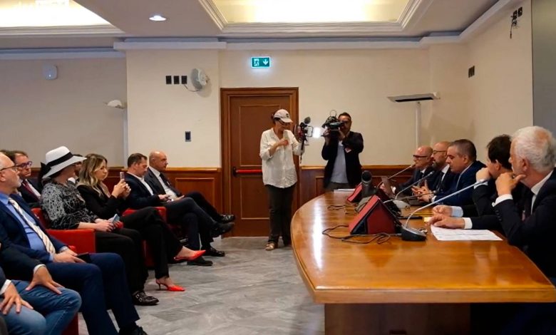 Un momento della conferenza mentre viene esposta la proposta di legge sul Personal Car Shopper