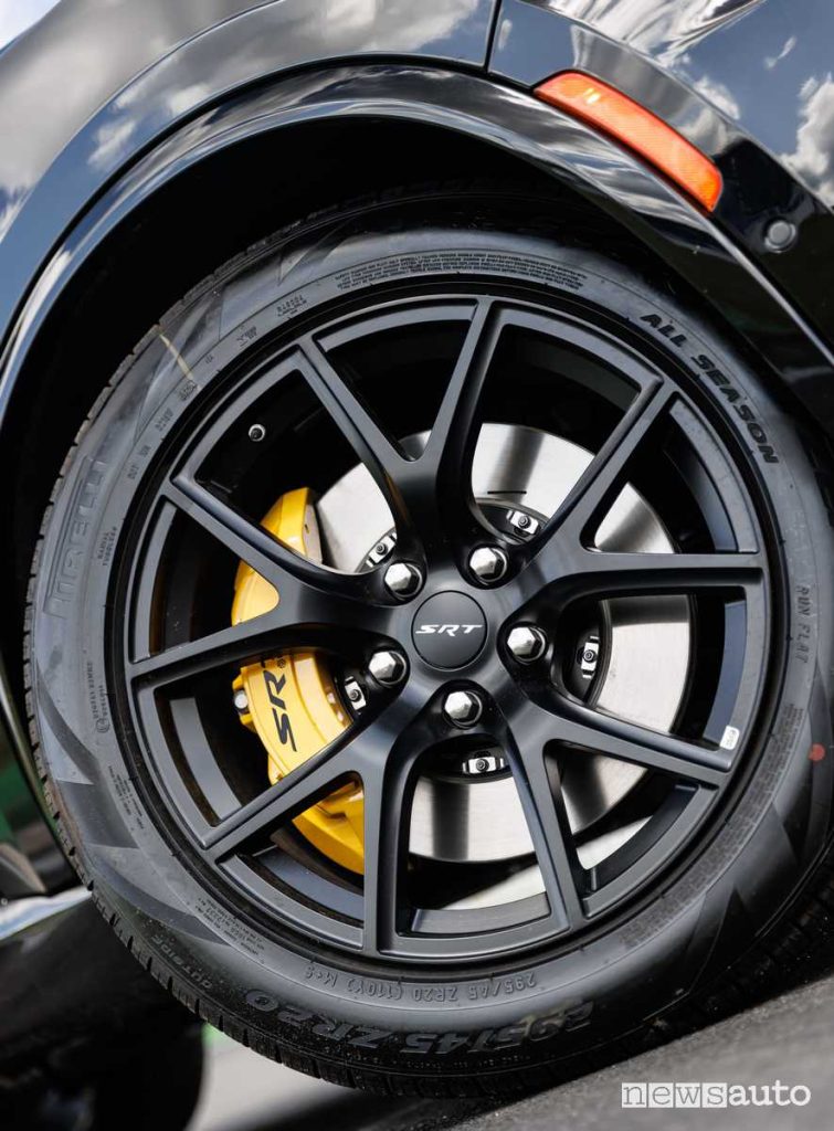 Cerchi da 20" e pinze freno Brembo SRT gialle