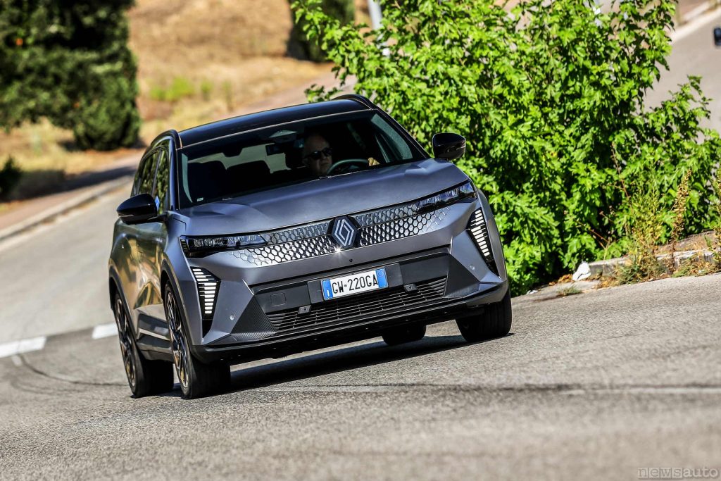Renault Scenic E-Tech Esprit Alpine su strada