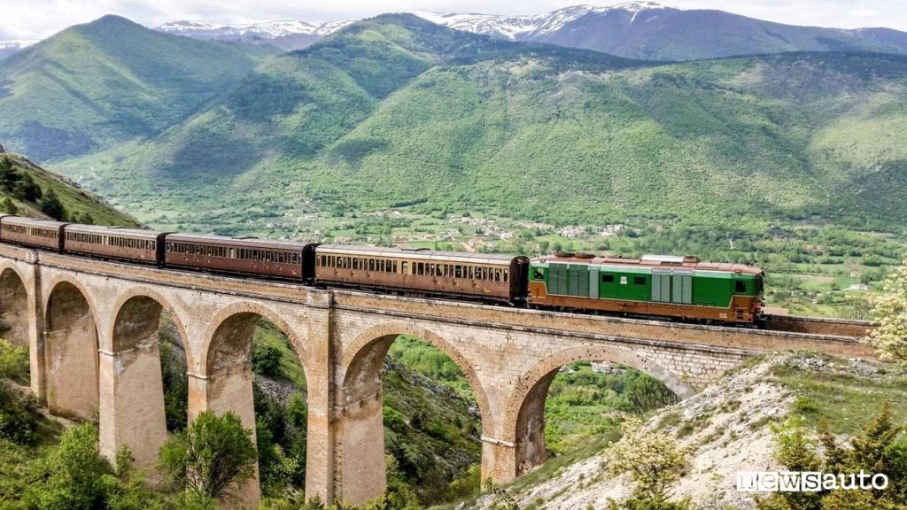 Scorcio paesaggio campano con vista dell'Archeotreno Campania il treno storico 96421