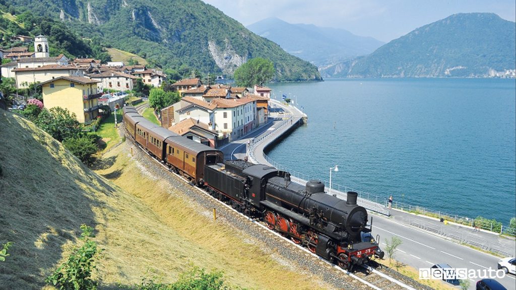 Veduta del Sebino Express sul Lago d'Iseo, a bordo del treno storico