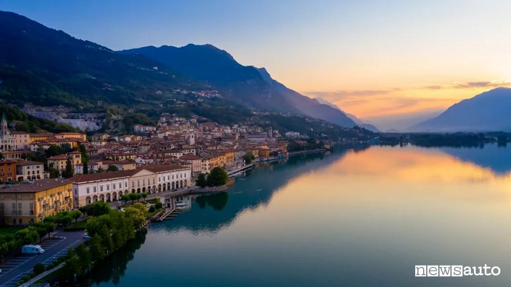 Vista del Lago d'Iseo che si raggiunge da Milano con il treno storico Sebino Express. 