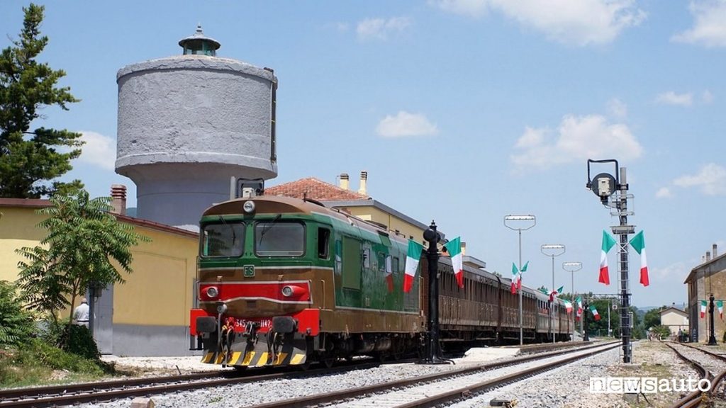 Il treno storico Sannio Express in movimento verso Pietrelcina