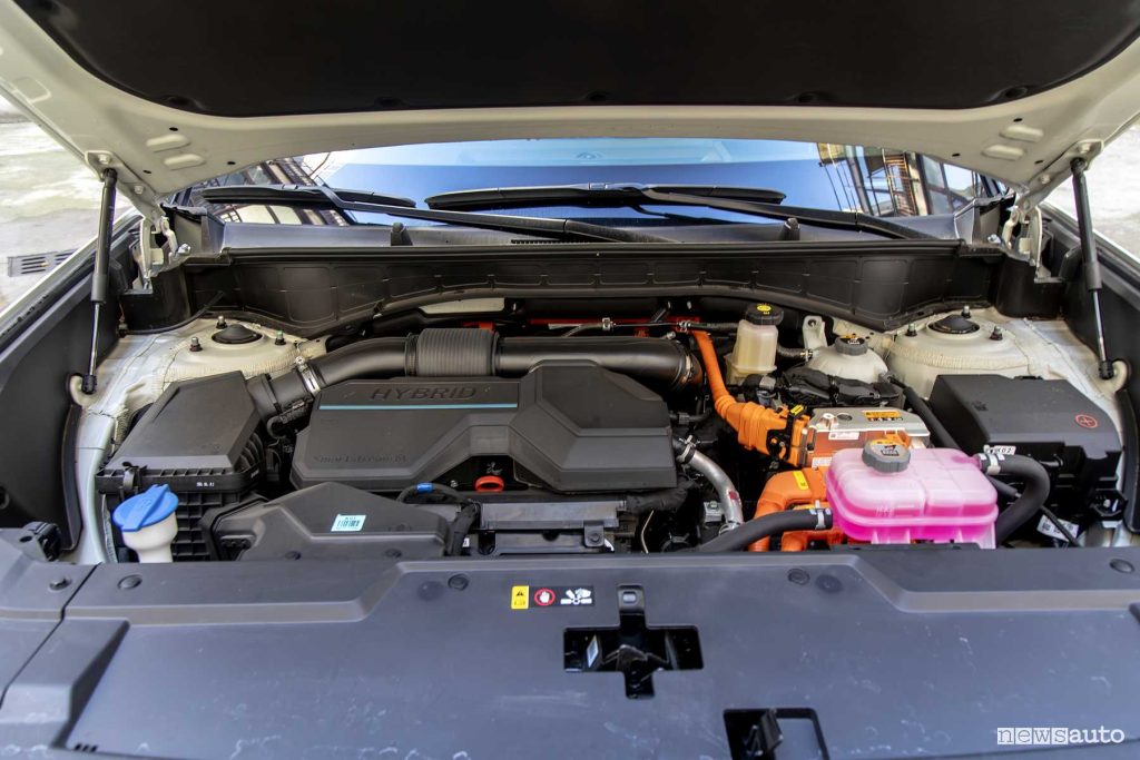 Hyundai Santa Fe Hybrid vano motore