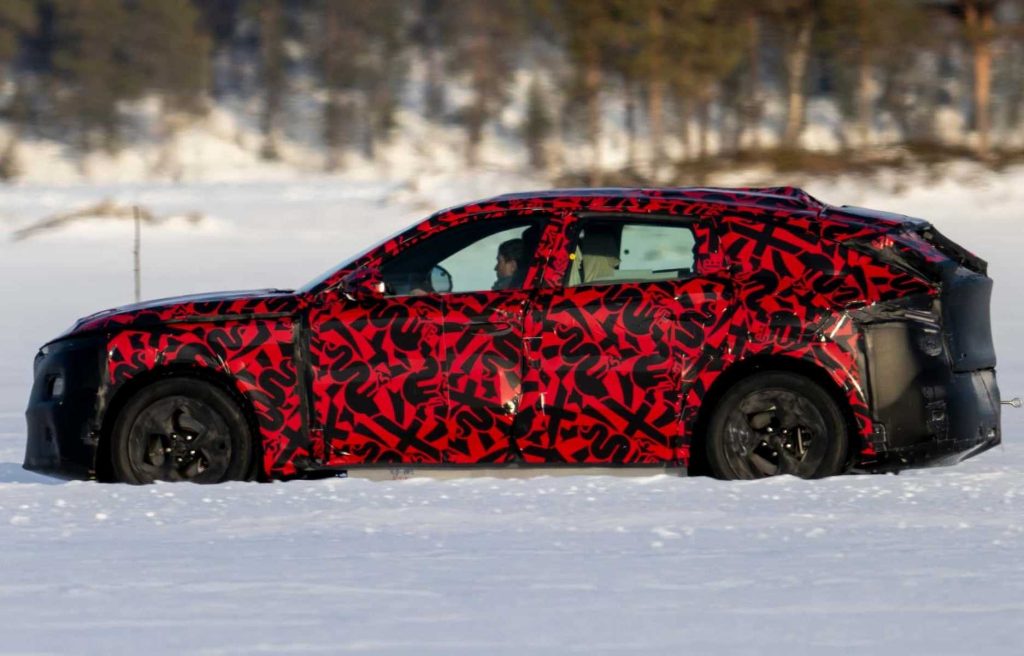 prototipo dell'Alfa Romeo Stelvio durante i test sulla neve in Svezia