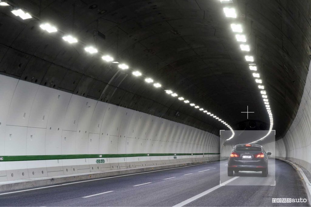 Polizia stradale in autostrada, maggiori controlli in galleria con il nuovo sistema Navigard che rileva anche veicoli fermi all'interno del tunnel. 