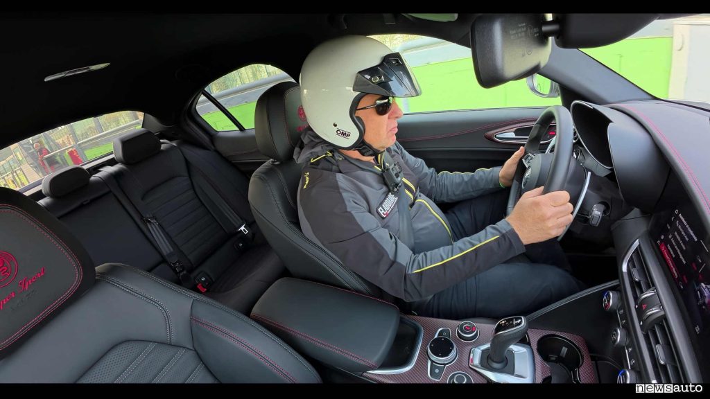 abitacolo Giulia Quadrifoglio in pista a Vallelunga