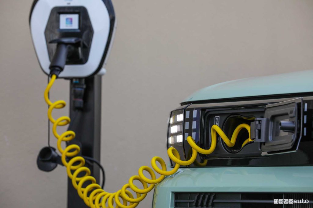 La Panda elettrica collegata ad una colonnina con il suo cavo, la Panda è una auto elettrica economica