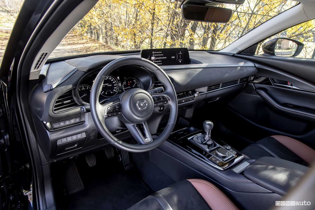 Mazda CX-30 2025 plancia abitacolo