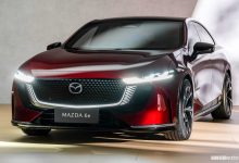 Mazda 6e elettrica anteriore 3/4 firma luminosa
