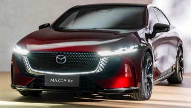 Mazda 6e elettrica anteriore 3/4 firma luminosa