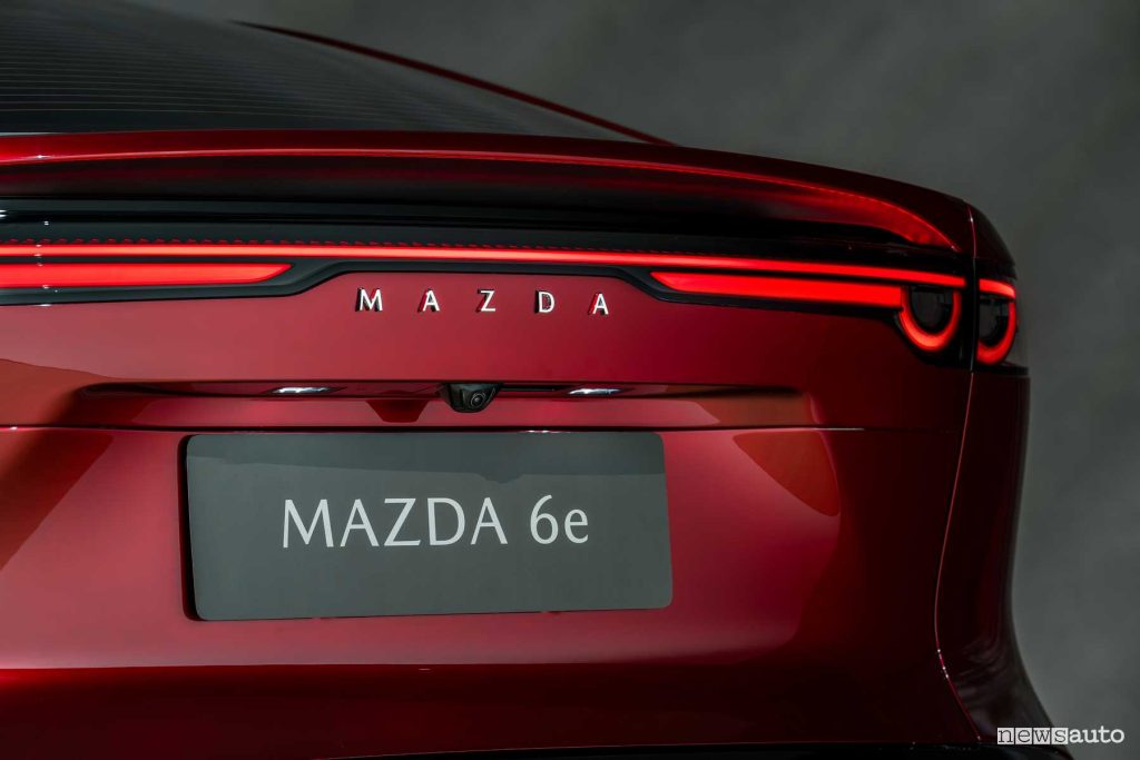 Mazda 6e elettrica telecamera portellone posteriore