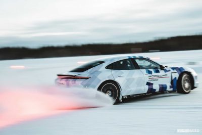 Porsche Taycan in drift, record dell'auto elettrica in derapata