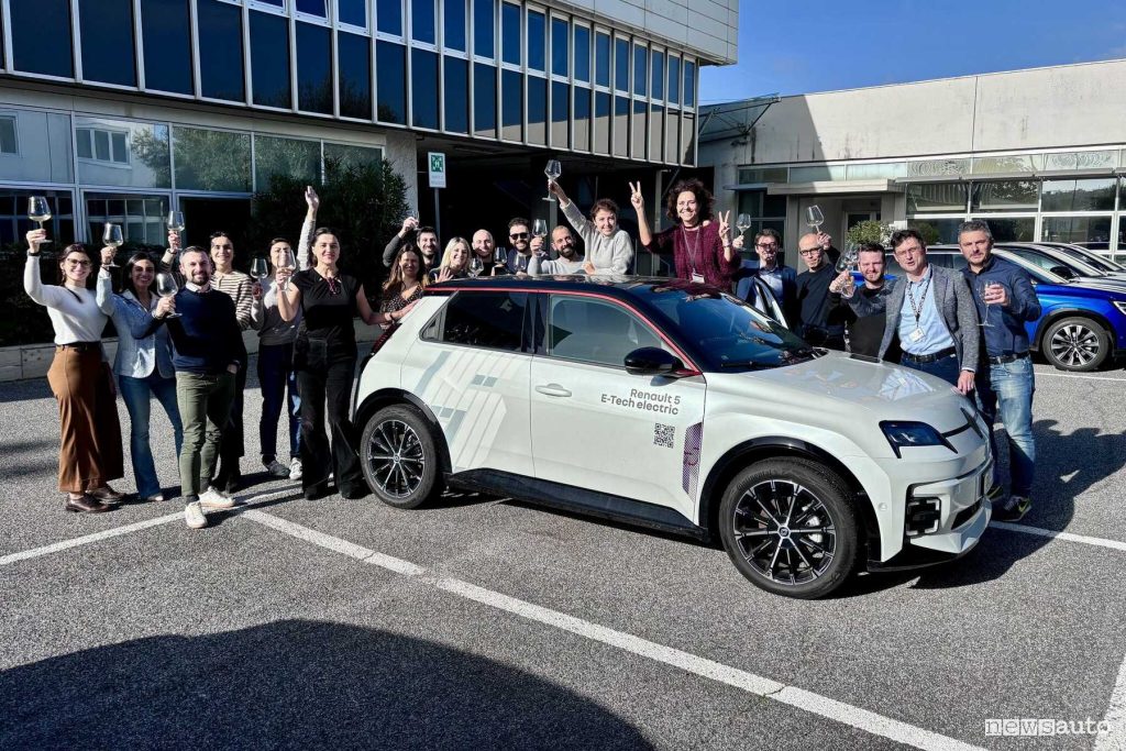 Il team di Renault Italia festeggia la vittoria del premio Car of The Year 2025