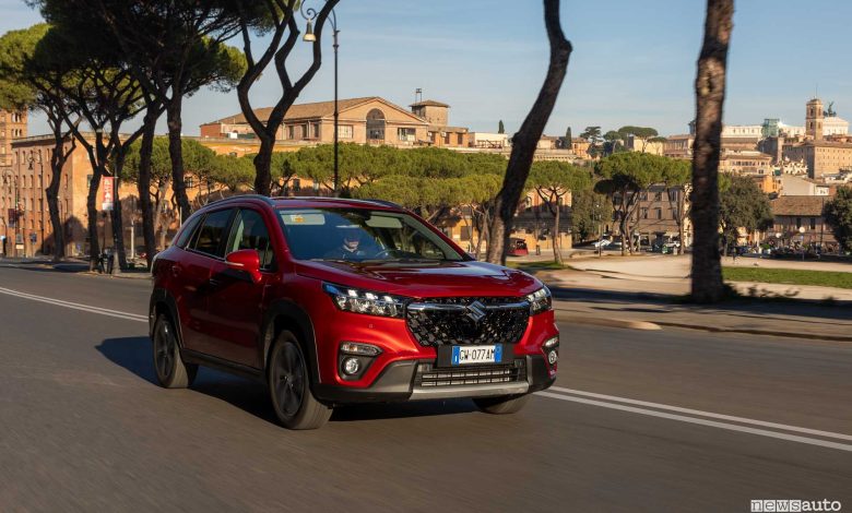 Suzuki S-Cross 2025 su strada a Roma