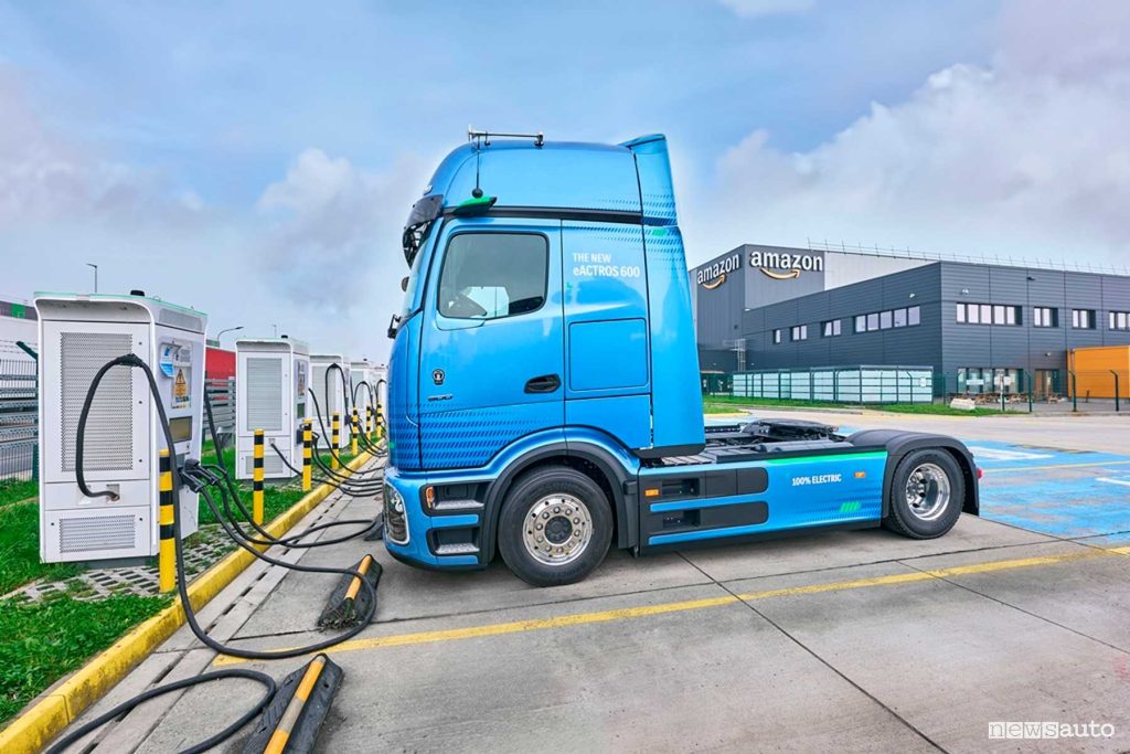 Mercedes eActros 600 camion elettrico in ricarica