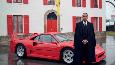 Lewis Hamilton primo giorno in Ferrari a fianco della Ferrari F40, oggi 20 aprile 2025