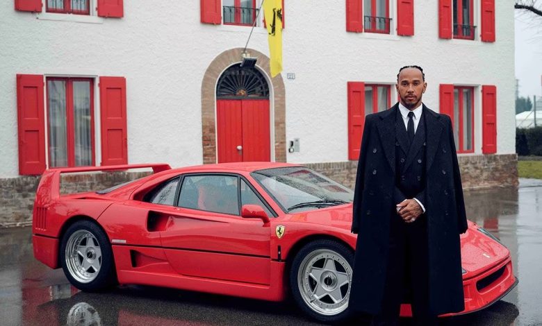 Lewis Hamilton primo giorno in Ferrari a fianco della Ferrari F40, oggi 20 aprile 2025