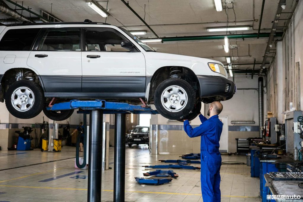 Auto in officina sul ponte, Maggiori saranno le garanzie accessorie e maggiori saranno le tutele per l'auto
