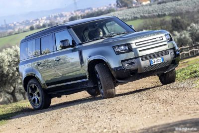 Land Rover Defender 110 sullo sterrato