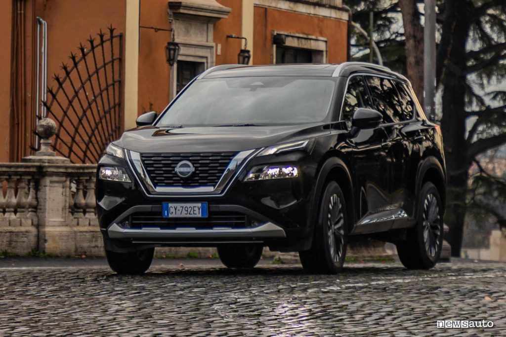 Il Nissan X-Trail 1.500 mild hybrid su strada con i classici sampietrini romani