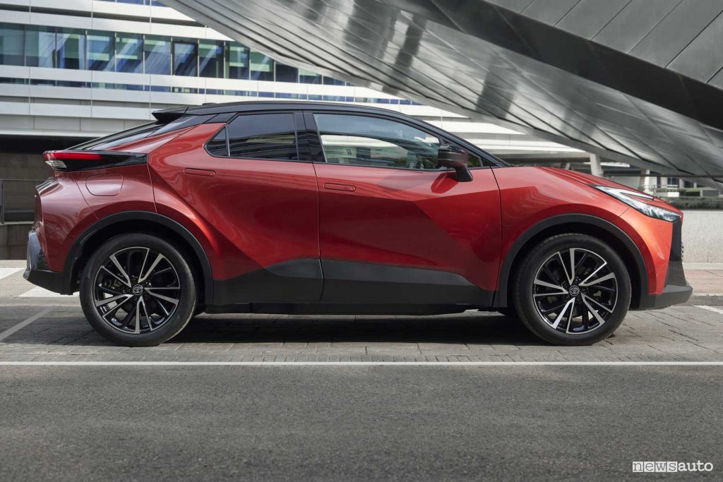 Toyota C-HR Lounge Hero laterale