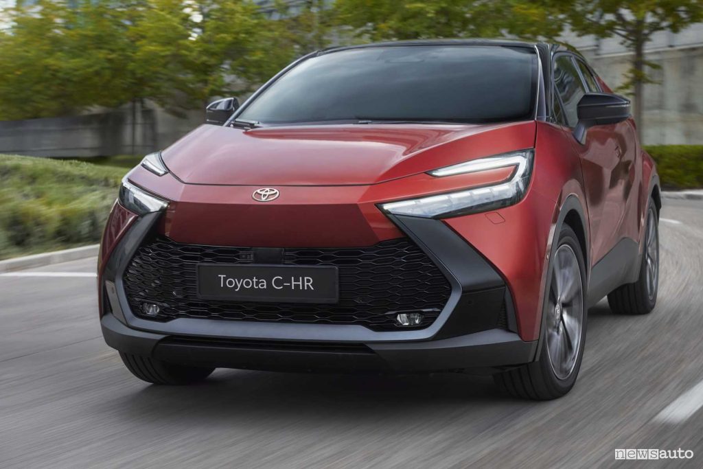 Toyota C-HR Lounge Hero su strada