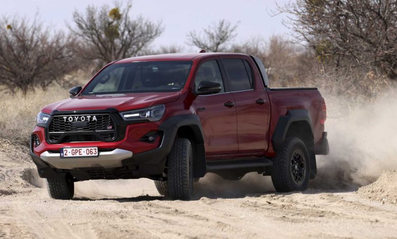 Toyota Hilux GR Sport II in derapata sulla sabbia