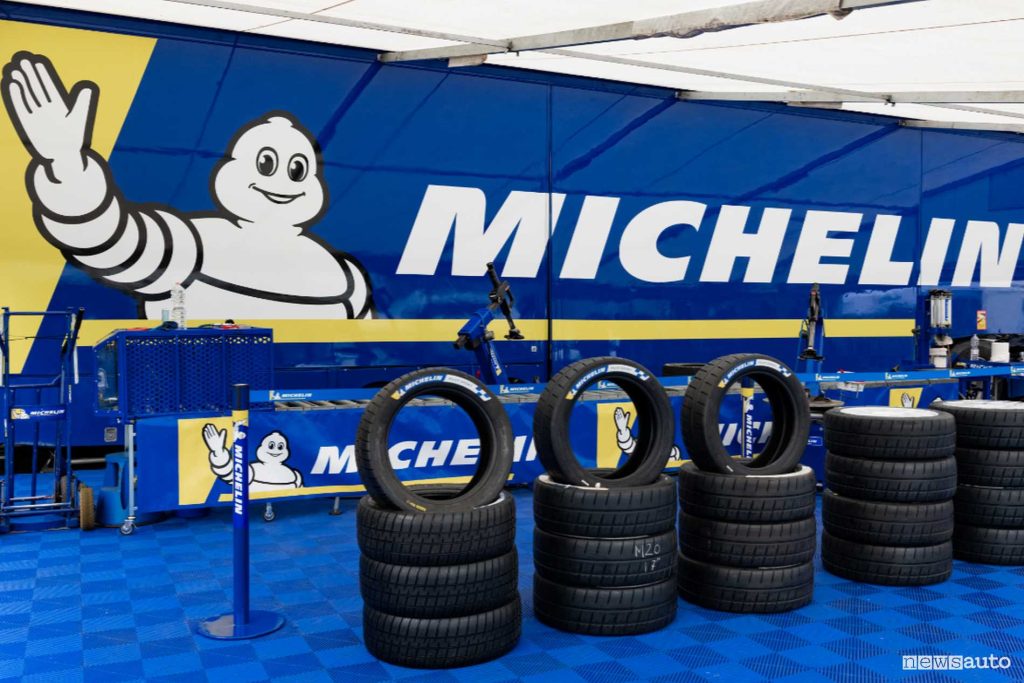 Pneumatici da bagnato pronti per essere montati sul campo di gara, sono i Michelin PILOT SPORT A MW1