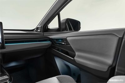 Nuova Toyota C-HR+ 2025 illuminazione abitacolo