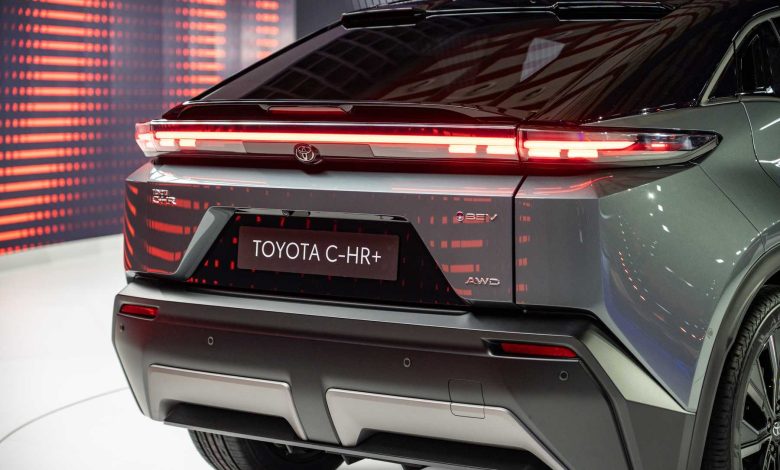 Toyota C-HR+ posteriore firma luminosa