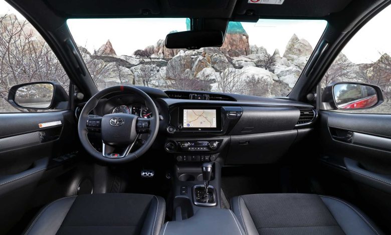 Toyota Hilux GR Sport II plancia abitacolo