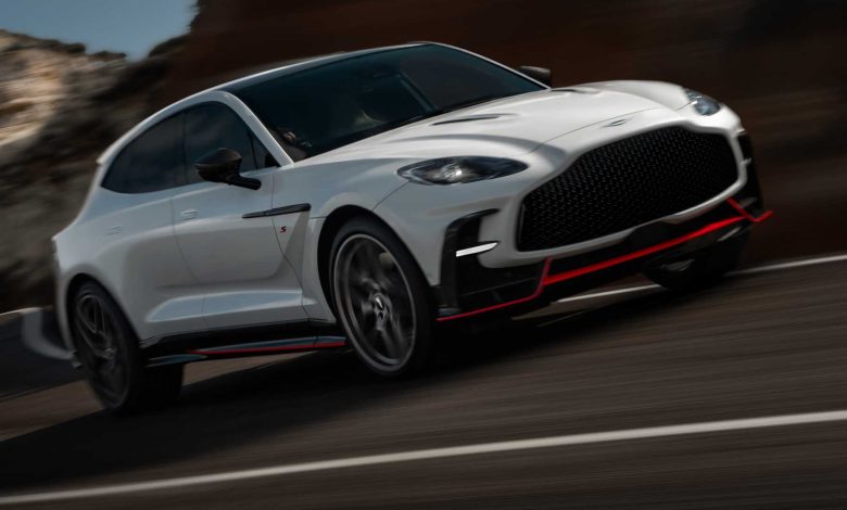 Aston Martin DBX S su strada