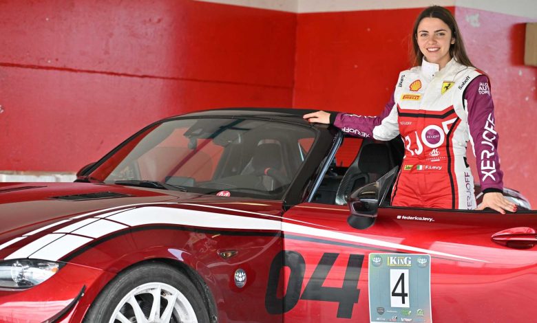 Federica Levy con la Mazda MX-5