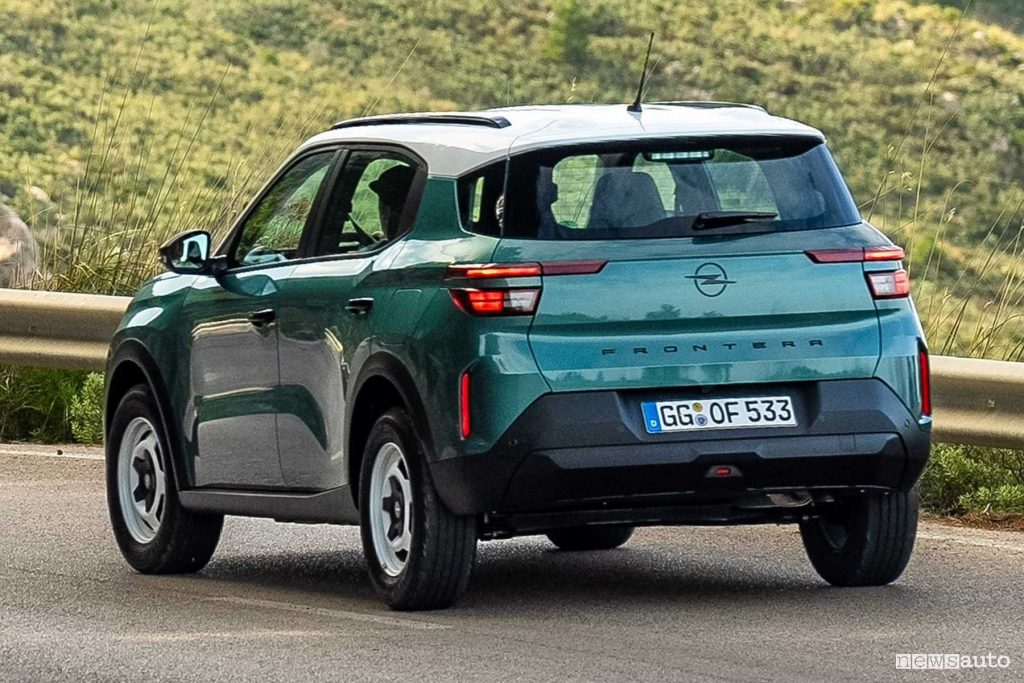 Le vista del portellone posteriore spiovente della Frontera Hybrid durante la prova su strada
