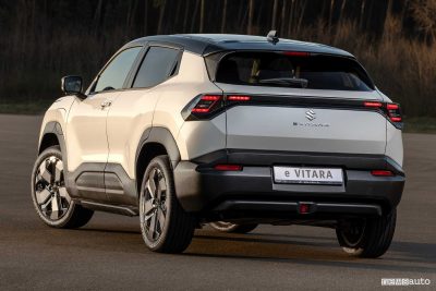 Suzuki e Vitara posteriore 3/4
