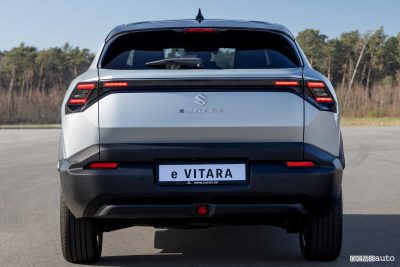 Suzuki e Vitara posteriore firma luminosa