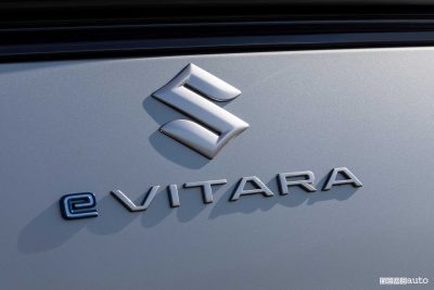 Suzuki logo e Vitara portellone posteriore