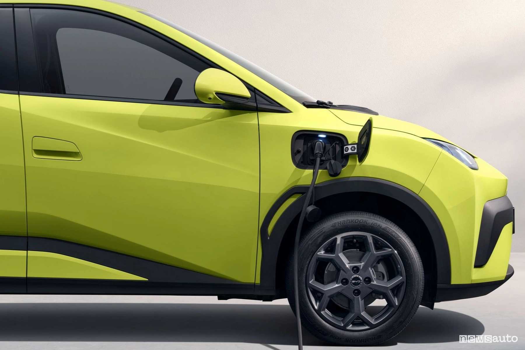 Auto elettriche, più trasparenza su autonomia, batteria e garanzia